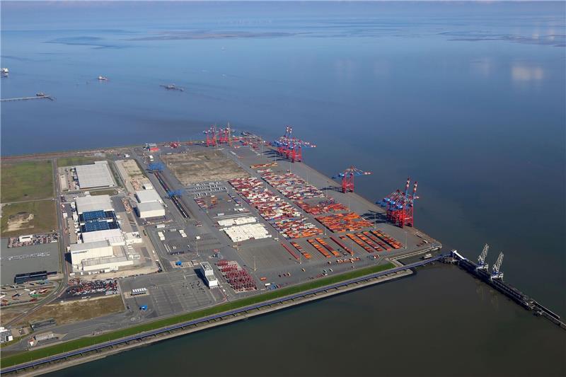JadeWeserPort wird elf: Auslastung weit unter Erwartungen Der Jade-Weser-Port, Deutschlands einzigem Tiefwasserhafen.
