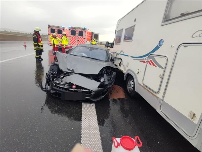 Der Jaguar kollidierte seitlich mit einem Wohnwagen aus Schweden. Foto: Freiwillige Feuerwehr Sottrum