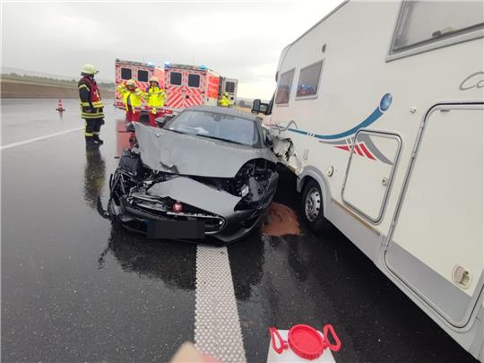 Der Jaguar kollidierte seitlich mit einem Wohnwagen aus Schweden. Foto: Freiwillige Feuerwehr Sottrum