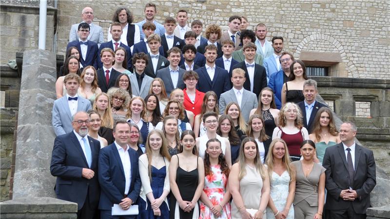 Warum das Goslarer Ratsgymnasium einfach unplanbar gut ist Der Jahrgang 2025: Die RG-Abiturienten nehmen zusammen mit ihren Tutoren Aufstellung auf der Kaiserpfalz-Treppe. Direktor Hans-Peter Dreß und Festredner Professor Dr. Jens Südekum flankieren vorn links, RG-Vize Michael Kwasniok vorn rechts.