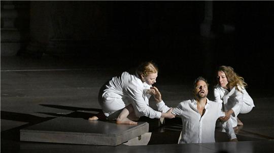 Der Jedermann (Philipp Hochmair) im Juli 2025 in seinem Grab - gehalten vom Glauben (Regine Zimmermann) und seinen Werken (Kathleen Morgeneyer). (Archivbild)