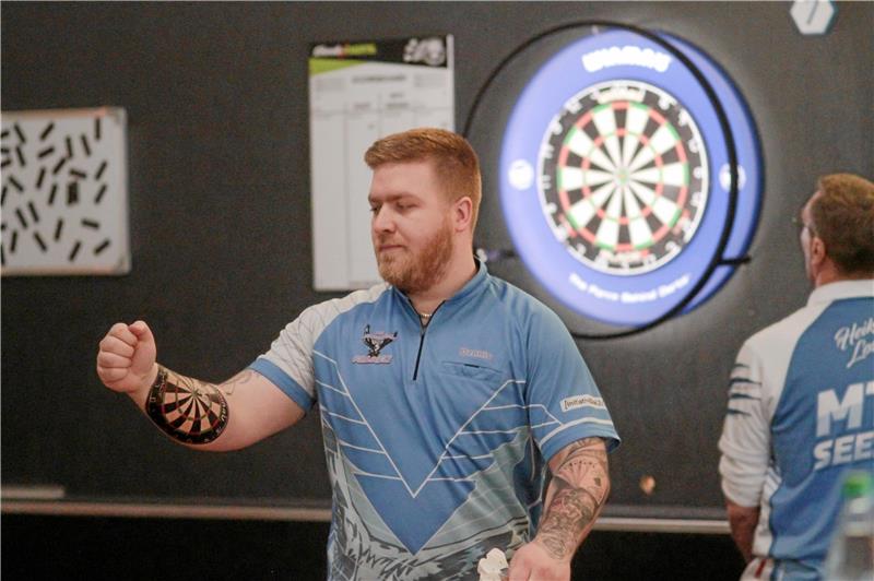 Jerstedter Darter beenden starke Saison Der Jerstedter Dennis Prause zeigt die Siegerfaust. Er gewinnt am abschließenden Spieltag in Seesen ein Einzel und ein Doppel. Foto: Gietemann