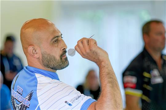 Der Jerstedter Falke Ali Karsiz gewinnt in Munster sowohl seine beiden Einzel als auch gemeinsam mit Klaus-Dieter Peters und Sinan Karsiz zwei Doppel für die TSG. Foto: Drechsler