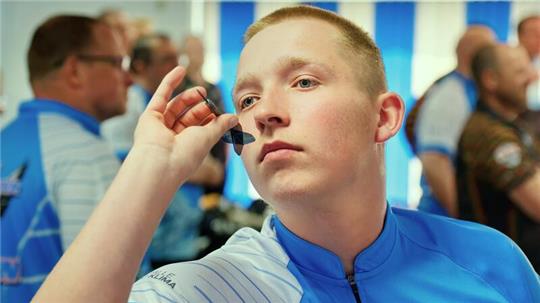 Der Jerstedter Finn-Lukas Seiler erzielt im zweiten Spiel des Tages gegen Münster einen Average von 85,89 und gewinnt mit 4:0. Auch gegen seinen Hamburger Gegner hat er beim 4:1 keine Mühe (Average 77,12) Foto: Drechsler