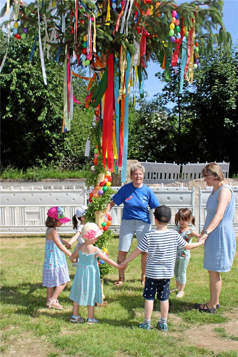 Oberharzer freuen sich auf den Johannistag Der Johannistag hat im Oberharz eine besondere Bedeutung. Am Schlagbaum wird um den Johannisbaum getanzt (Foto rechts), in Altenau will die Kindergruppe des Oberharzer Heimatbundes (Foto unten) ihr Jodel-Können unter Beweis stellen – diesmal jedoch in neuen Trachten. Auch die Awo, zwei Kindergärten und die Kirchengemeinde Wildemann haben Besonderes geplant. Fotos: GZ-Archiv, Privat