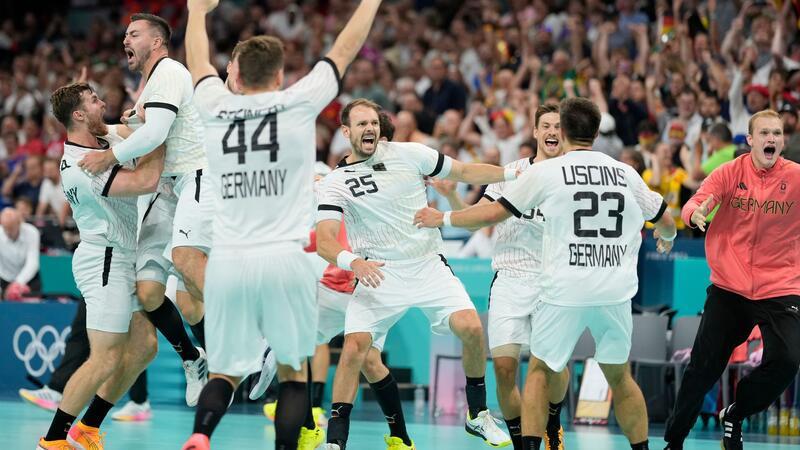 Dank Wolff: Deutschlands Handballer spielen um Olympia-Gold Der Jubel bei den deutschen Handballern ist nach dem Einzug ins Olympia-Finale groß.