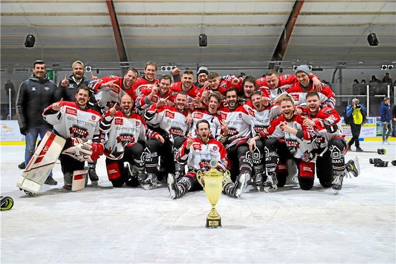Harzer Falken holen zweiten Titel in Folge Der Jubel ist groß bei den Harzer Falken nach dem entscheidenden Sieg in den Playoffs der Regionalliga bei den Jadehaien Sande. Foto: Radermacher