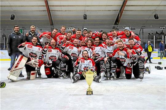 Der Jubel ist groß bei den Harzer Falken nach dem entscheidenden Sieg in den Playoffs der Regionalliga bei den Jadehaien Sande. Foto: Radermacher