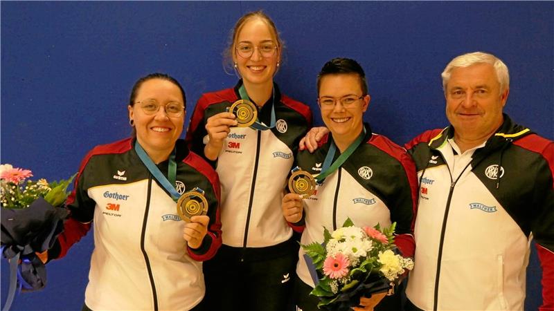 Der Jubel ist riesengroß: Die Lochtumerin Jolyn Beer (v. li.) gewinnt mit Anna Janßen und Lisa Müller die Goldmedaille im Teamwettkampf bei der EM in Polen. Bundestrainer Claus-Dieter Roth ist stolz auf die Leistung. Foto: DSB