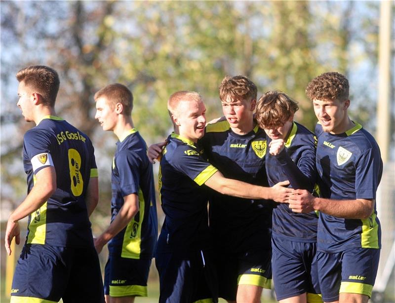 JSG Goslar feiert zwei Heimsiege, TSG Bad Harzburg verliert knapp Der Jubel ist wieder groß bei den A-Junioren der JSG Goslar: Malte Kollenrott (3.v.r) trifft zum zwischenzeitlichen 2:0 für den Gastgeber gegen die JSG Schunter-Schapen. Seine Teamkollegen freuen sich mit ihm. Foto: Gietemann