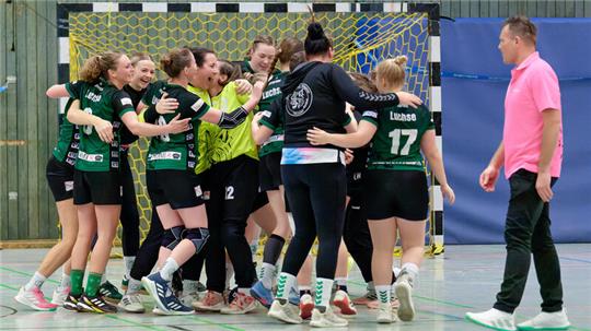 Der Jubel nach dem verdienten Sieg über die SG Börde ist bei den Handballerinnen der HSG Liebenburg-Salzgitter riesengroß. Rechts kommt Trainer Stephan Schönfeldt hinzu.Foto: Drechsler
