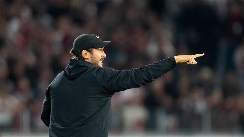 Der Jubilar: Julian Schuster wies den SC Freiburg zum 100. Mal in einem Pflichtspiel als Trainer an.