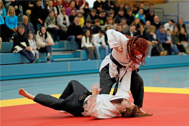 Ein verspäteter Salto und barfuß am Mikro Der Judo-Karate-Club Sportschule zeigt einen Ausschnitt aus seinem breiten Sportangebot, hier die Selbstverteidigungsart Aikido.