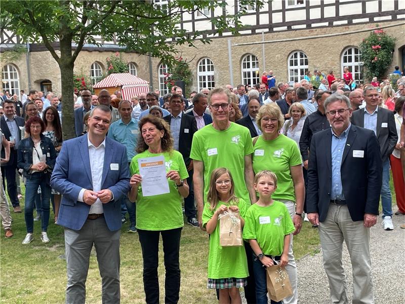 Der Jugendförderpreis 2023 geht „Wald für morgen“: (v. li.) Landrat Dr. Alexander Saipa, Gertrude Endejan-Gremse, Frank und Heidrun Tatge, Phileas und Olivia Strauf (vorne) und Kreisjugendpfleger Holger Fenker. Foto: Kleine