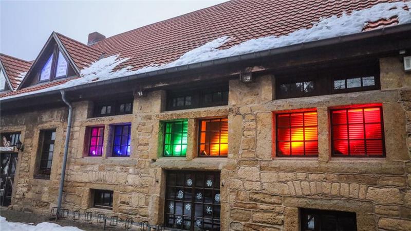 Der Jugendtreff wird während der Anti-AfD-Demo in Regenbogenfarben erleuchtet. Offiziell beteiligen darf sich das Team der Jugendförderung nicht.