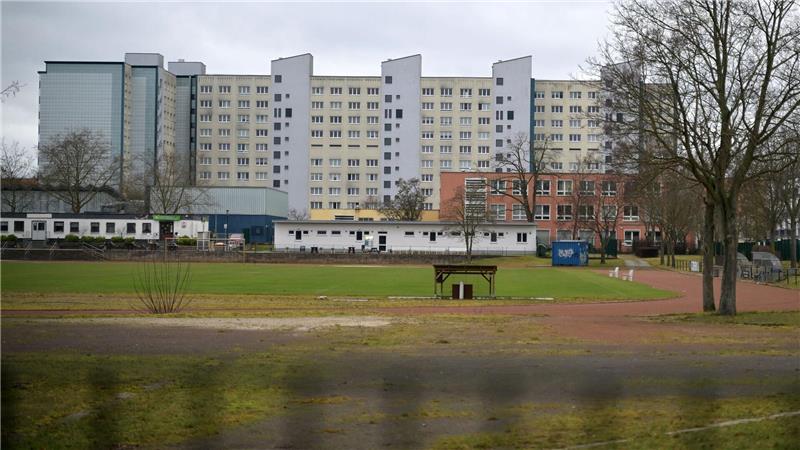 Der Junge soll den Kugelbomben-Blindgänger gefunden und angezündet haben.  