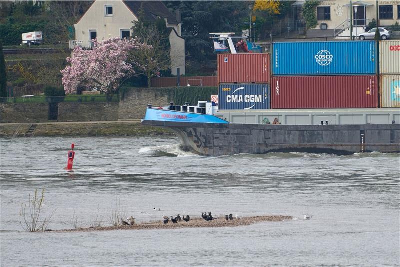 Der «Jungfrauengrund» bei Oberwesel: Auch bei Normalwasserstand ragen Steine aus dem Rhein hervor. Der Abschnitt dient der Planung einer durchgehend tieferen Fahrrinne.