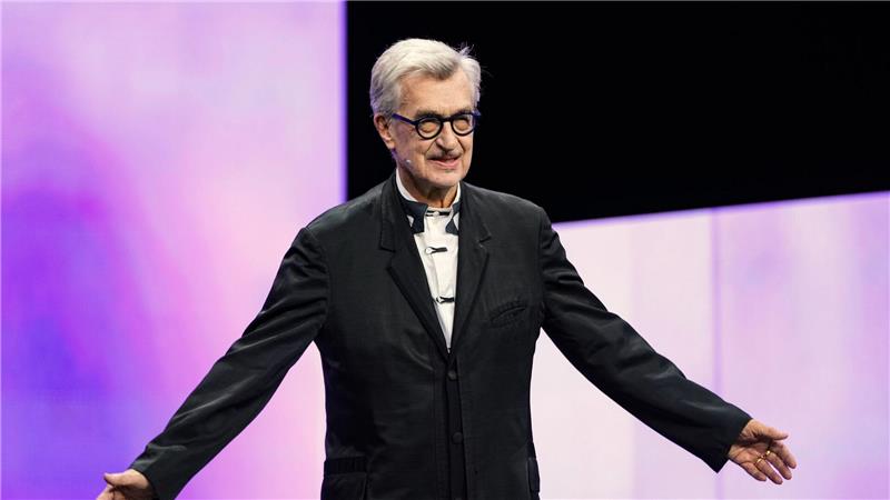 Der Jury-Präsident Wim Wenders kommt auf die Bühne.