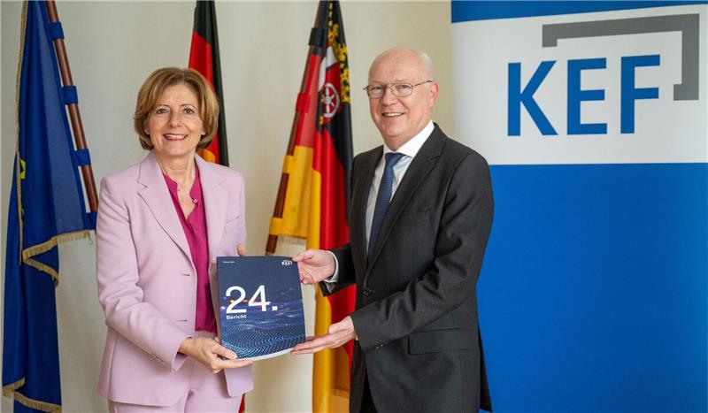 Kommission empfiehlt Erhöhung des Rundfunkbeitrags Der KEF-Vorsitzende Martin Detzel übergibt den 24. KEF-Bericht an Ministerpräsidentin Malu Dreyer.