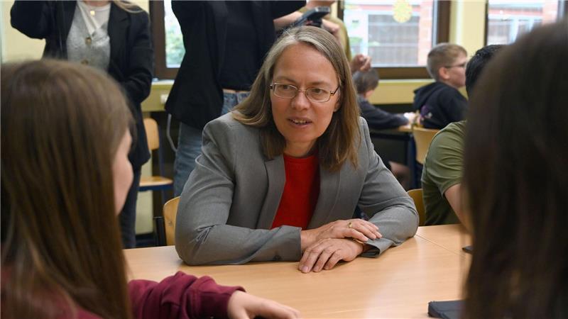 KI-Chatbot für Schüler und Lehrkräfte in Bremen Der KI-Chatbot Telli kann an allen öffentlichen Schulen im Land Bremen genutzt werden. Bildungssenatorin Sascha Aulepp sieht in dem Programm große Chancen für Lehrkräfte sowie für Schülerinnen und Schüler.