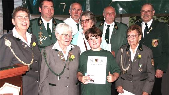Der KSV Präsident Hartmut Richter (rechts) und die Schützenvögtin Bärbel Borchers (links) mit den Geehrten.