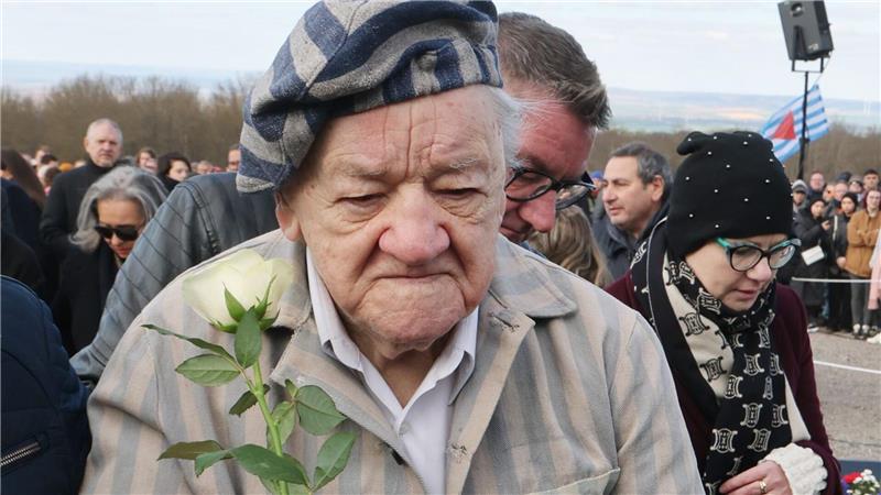 Buchenwald-Gedenken mit Kontroverse und Eklat Der KZ-Überlebende Alojzy Maciak legte eine weiße Rose bei der Kranzniederlegung ab.