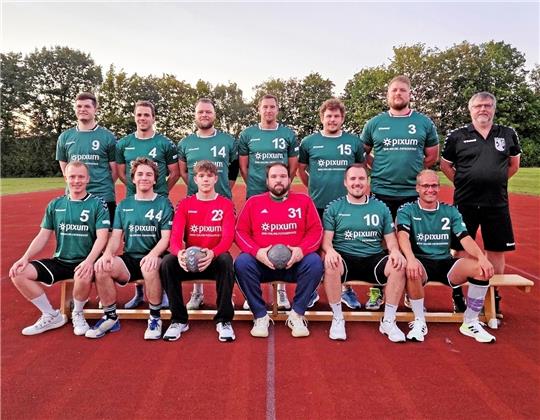 Der Kader der HSG Langelsheim/Astfeld: (hinten v. li.) Christian Kielhorn, Jan Ermrich, Robert Windaus, Jens Oelker, Nicolas Eber- hardt, Thilo Hotopp und Trainer Jens Märsch; (vorn v. li.) Christoph Fricke, Noah Jakobs, Jannik Beinsen, Jan-Hendrik Alpert, Philipp Wunnenberg und Dennis Seifert. Es fehlen Niklas Ermrich, Philipp Koglin, Jonas Klauenberg und Lucas Ritzke. Foto: Privat