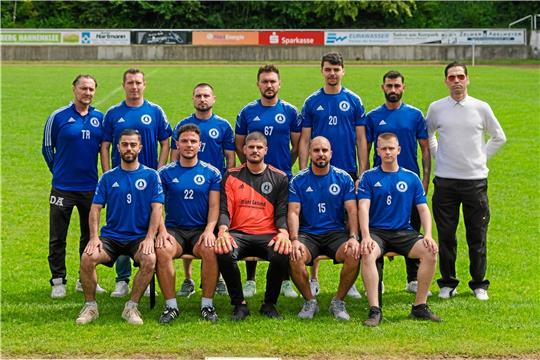 Der Kader der VfL-Zweiten ist wesentlich größer als es das Bild vermuten lässt. Es entstand vor einem Auswärtsspiel, zu dem einige Spieler bereits individuell unterwegs waren. Trainer Ender Özvar steht hinten links. Foto: Drechsler