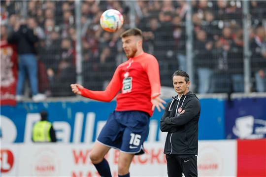 Der Kaiserslauterner Trainer Dirk Schuster (r) beobachtet vor dem Spiel Oscar Schönfelder.