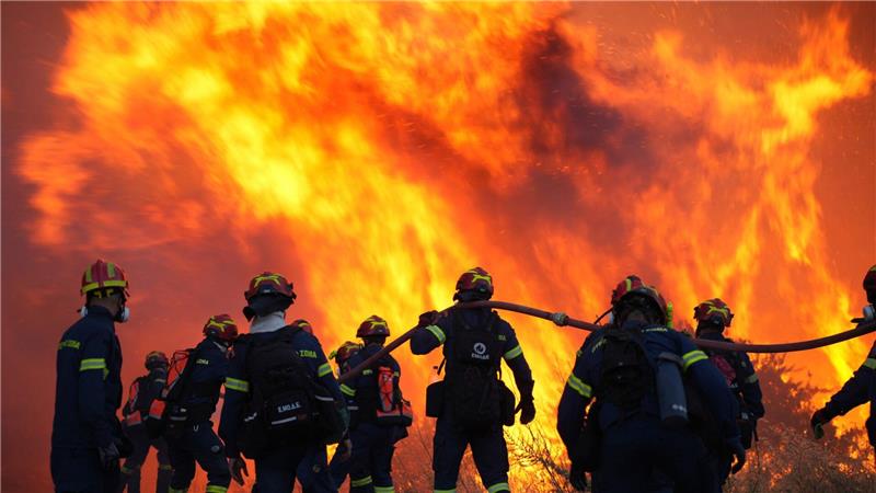 Brandbekämpfer auf Chios: „Mit allen Mitteln angreifen“ Der Kampf gegen die Flammen läuft den dritten Tag in Folge.