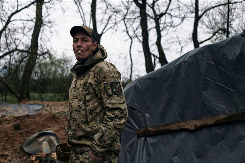 Der Kampf um Bachmut im Osten der Ukraine hält an - hier zu sehen: ein ukrainischer Soldat an der Frontlinie.