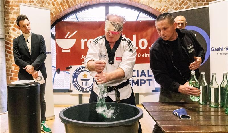 Weltrekorde mit zerschlagenen Flaschen und Baseballschlägern Der Kampfsportler Muhamed Kahrimanovic beim Versuch, mit verbundenen Augen und einem rohen Ei in der Hand Glasflaschen zu zerschlagen.