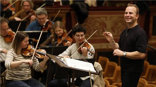 Der Kanadier Yannick Nézet-Séguin dirigiert erstmals das Neujahrskonzert aus Wien