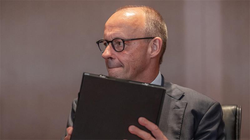 Der Kanzler beißt sich auf die LIppen.