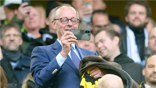 Der Kanzler bekommt einen BVB-Sieg zu sehen. 