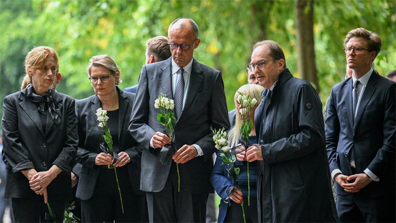 Mutmaßlicher CSD-Täter tot – Bundesanwaltschaft übernimmt Der Kanzler besuchte den Ort des Anschlags im Tiergarten, legte weiße Blumen ab und hielt unter anderem mit Dobrindt und Berlins Innensenatorin Iris Spranger (SPD) kurz inne, um der Opfer zu gedenken.