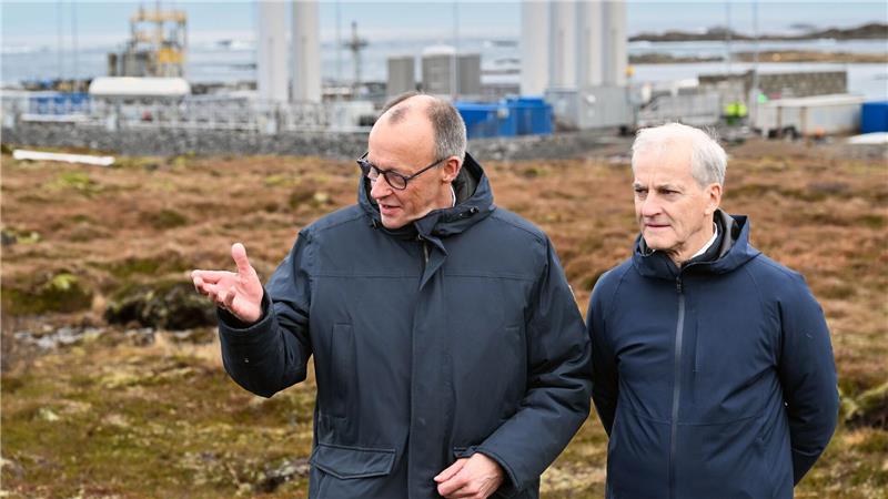 Der Kanzler, der norwegische Ministerpräsident und im Hintergrund Deutschlands Tor zum Weltraum. Von hier werden die deutschen „Spectrum“-Raketen gestartet.