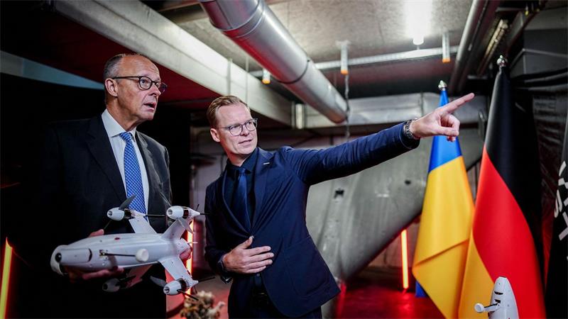 Der Kanzler sah sich auch eine Drohnen-Ausstellung an.