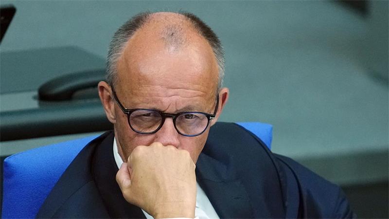 Koalition im Verteidigungsmodus: Das steckt im Etat 2027 Der Kanzler solle wie ein Bundestrainer ausgewechselt werden, forderte die Linke.