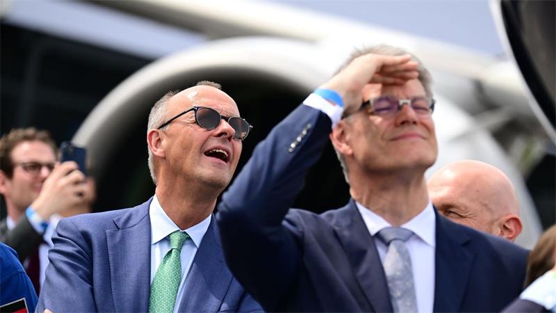 Ein Verkehrsminister auf Abruf Der Kanzler und sein Verkehrsminister.