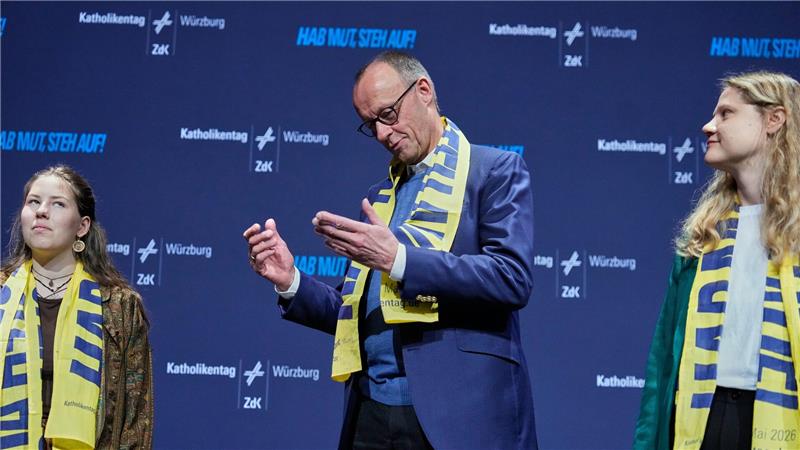 Der Kanzler zeigt sich in Würzburg selbstkritisch.