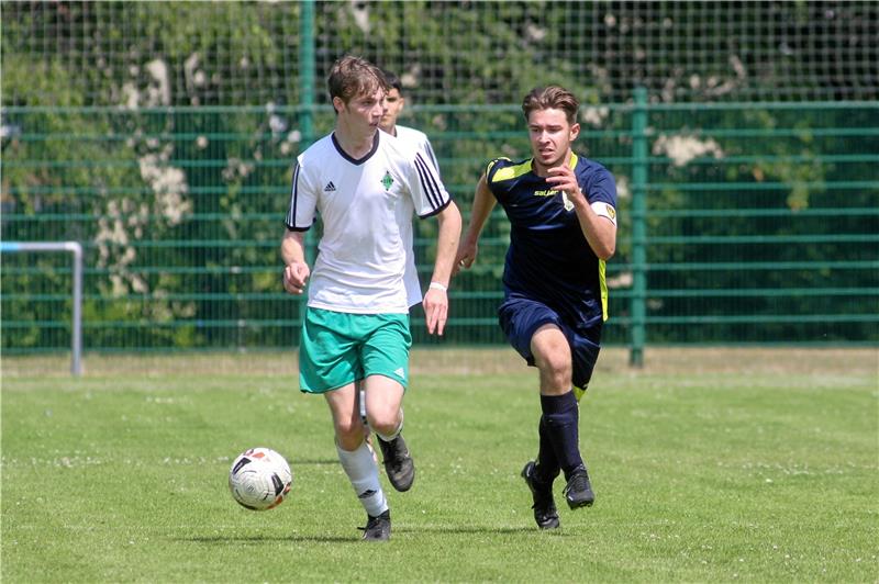B-Junioren der JSG Goslar steigen in die Landesliga auf Der Kapitän der A-Junioren der JSG Goslar, Tobias Keil (re.), versucht einem Vorsfelder den Ball abzujagen. Foto: Gietemann