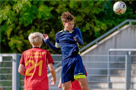 Der Kapitän der JSG Goslar A-Junioren, Matteo Kurtz, versucht einen Kopfball anzubringen. Am Ende treffen er uns seine Mitspieler nicht in das gegnerische Tor und verlieren 0:3 gegen Eintracht Northeim. Foto: Drechsler