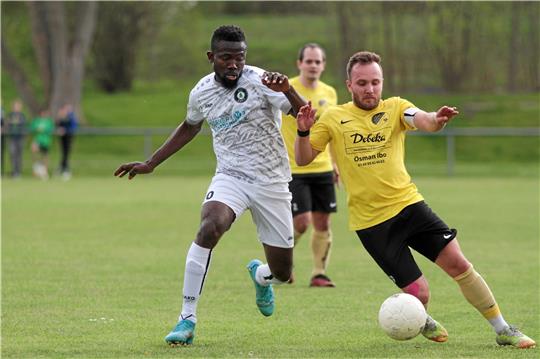 Der Kapitän des SV Rammelsberg, Jerom Schliesenski (r.), übernimmt künftig auch Verantwortung für das Team als Co-Trainer. Hier ist er im Zweikampf mit Mamou Dou Diaby vom VfL Oker zu sehen. Für beide Goslarer Vereine stehen am Sonntag direkte Duelle im Tabellenkeller auf dem Spielplan. Foto: Gietemann