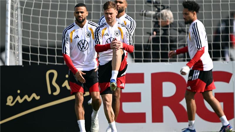 Der Kapitän geht voran, auch auf dem Trainingsplatz: Joshua Kimmich (M).