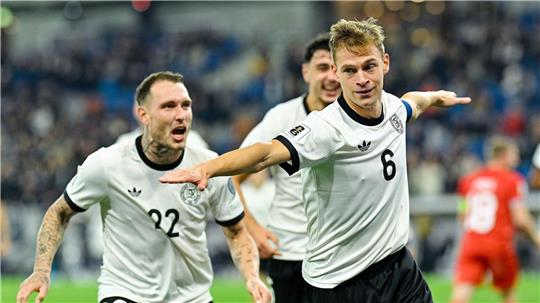 Der Kapitän ging voran: Joshua Kimmich (r) traf im 104. Länderspiel erstmals doppelt. Links David Raum, Torschütze zum 1:0.