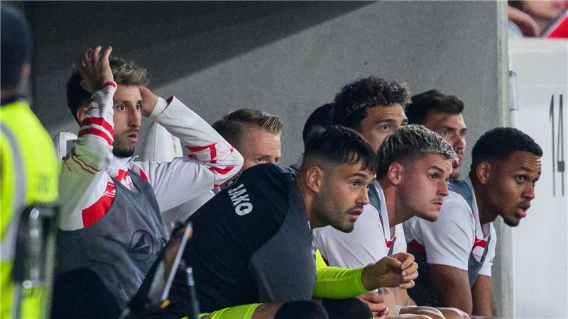 Demirovic glänzt: VfB verhindert St. Paulis Sprung auf eins Der Kapitän sitzt draußen: Atakan Karazor