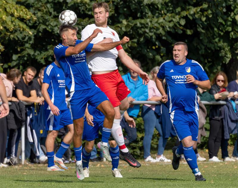 Der Kapitän sorgt für die Entscheidung: Schladens Michael Ambrosius (2 v.l.), der hier das Kopfballduell gegen Gieldes Iskender Püryan gewinnt, markiert das entscheidende 4:3. Foto: Drechsler
