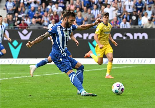 Der Karlsruher Fabian Schleusener erzielt den Treffer zum 2:0.