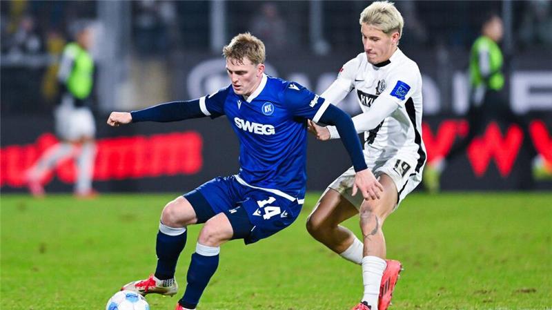 Erst 2:0, dann 2:2: Remis zwischen Elversberg und Karlsruhe Der Karlsruher SC mit Mikkel Kaufmann (l) und die SV Elversberg mit Likas Pinckert kamen mit deutlich mehr Schwung aus der Pause.